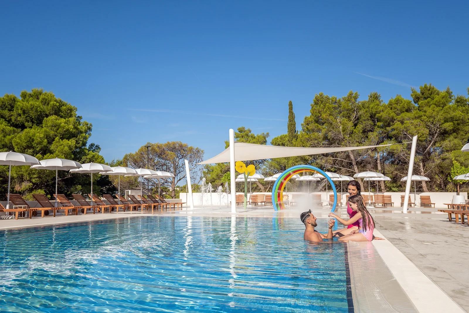 Bilo da ste u potrazi za mjestom gdje ćete s djecom na ljetovanje, hotelom u kojem ćete provesti romantičan odmor ili nezaboravno ljeto s prijateljicom, bacite oko na First minute ponudu Bluesun hotela.
