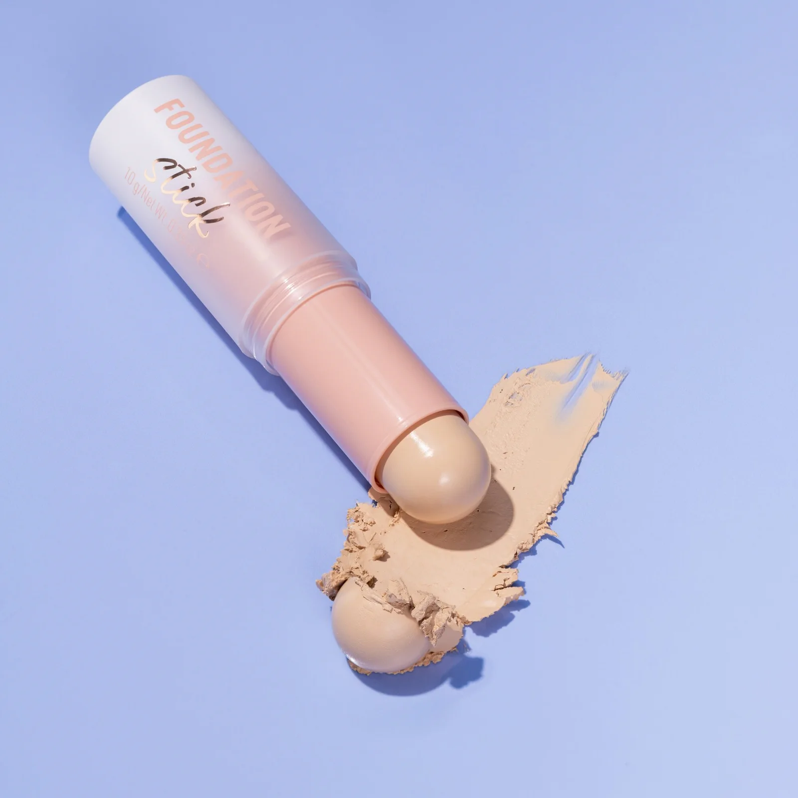Iz essencea stiže inovativni FOUNDATION stick puder u stiku – must-have proizvod koji će brzo postati vaš novi beauty favorit. U jednom potezu pruža kremastu teksturu, visoku prekrivnu moć i prirodan mat finiš. Toliko je lagan da ćete zaboraviti da ga nosite – ali vaše lice će reći sve.