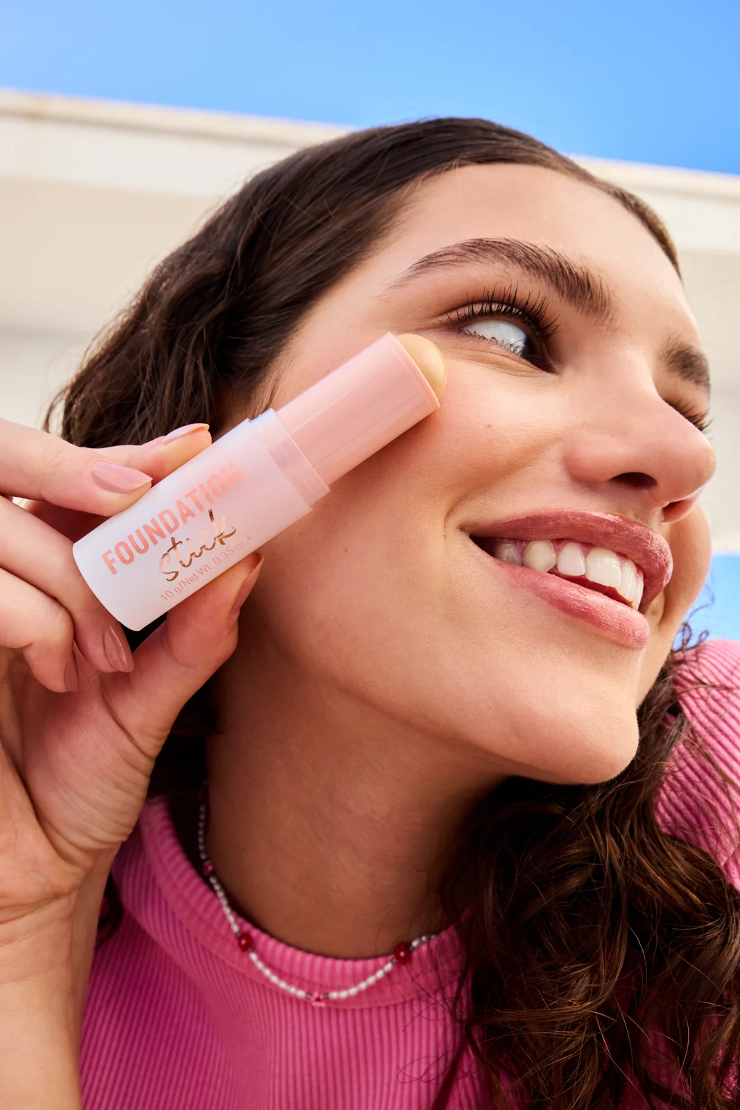 Iz essencea stiže inovativni FOUNDATION stick puder u stiku – must-have proizvod koji će brzo postati vaš novi beauty favorit. U jednom potezu pruža kremastu teksturu, visoku prekrivnu moć i prirodan mat finiš. Toliko je lagan da ćete zaboraviti da ga nosite – ali vaše lice će reći sve.