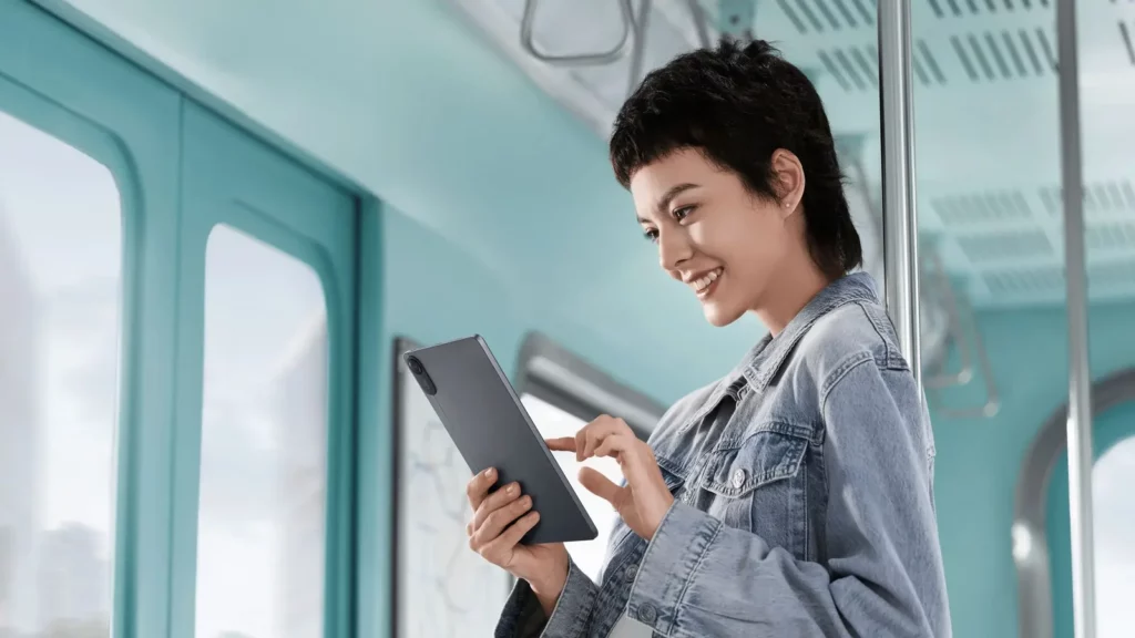 Redmi Pad 2 donosi zaslon visoke rezolucije, snažnu bateriju, moćne performanse te najnoviji Xiaomi HyperOS 2 te pruža impresivno iskustvo svakodnevne zabave.