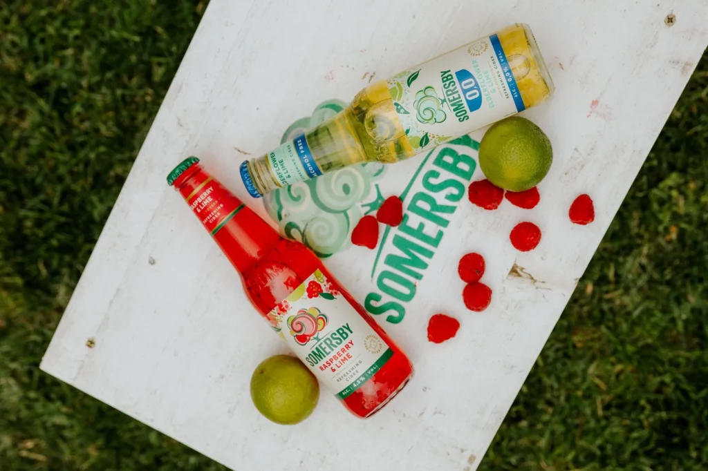 Poznat po osvježenju i dobroj atmosferi, Somersby predstavlja dva nova okusa - Somersby Malina Limeta te Somersby Bazga Limeta 0.0.