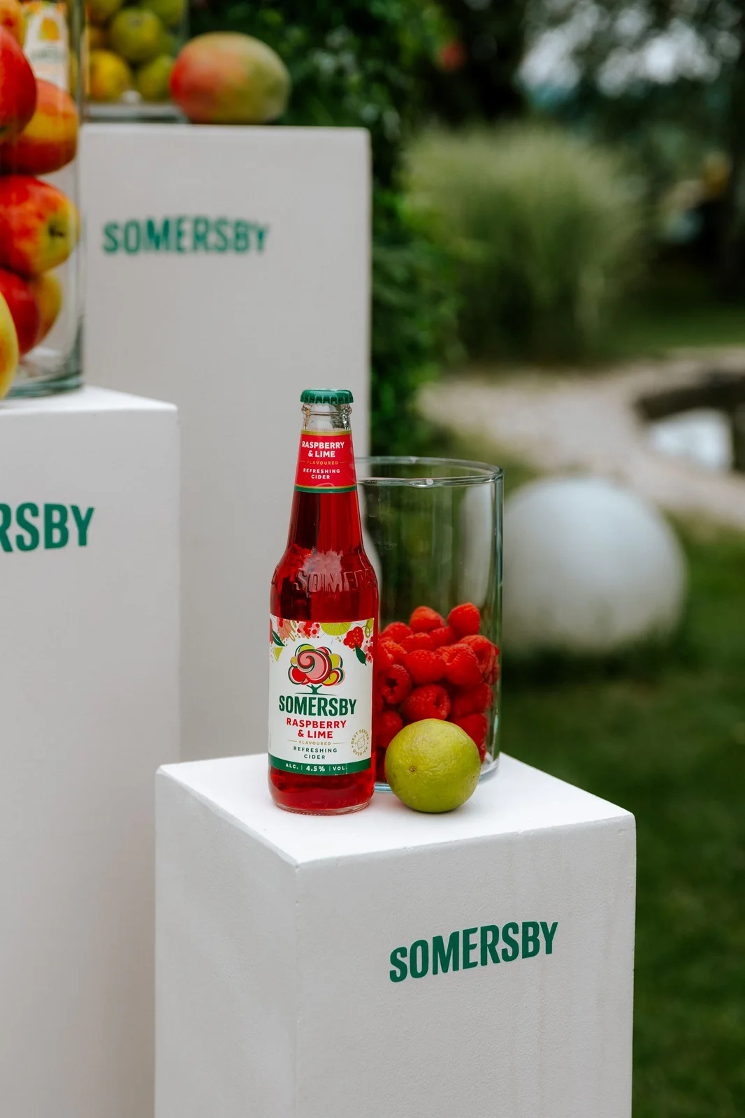 Poznat po osvježenju i dobroj atmosferi, Somersby predstavlja dva nova okusa - Somersby Malina Limeta te Somersby Bazga Limeta 0.0.