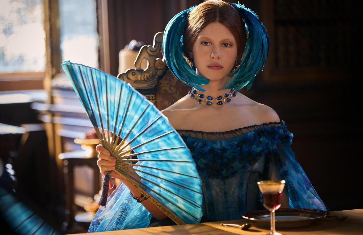 Mia Goth u filmu Frankenstein