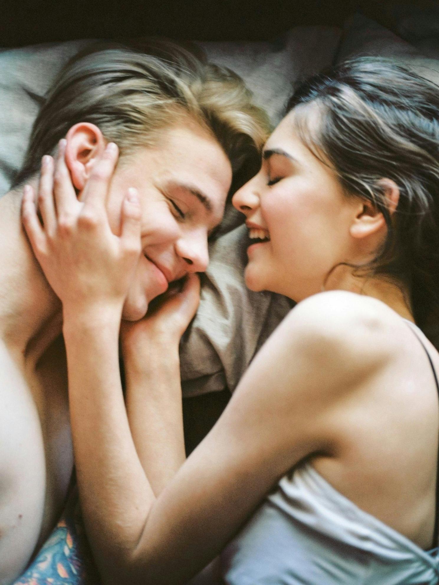 mladi muškarac i žena u krevetu - moderna monogamija
