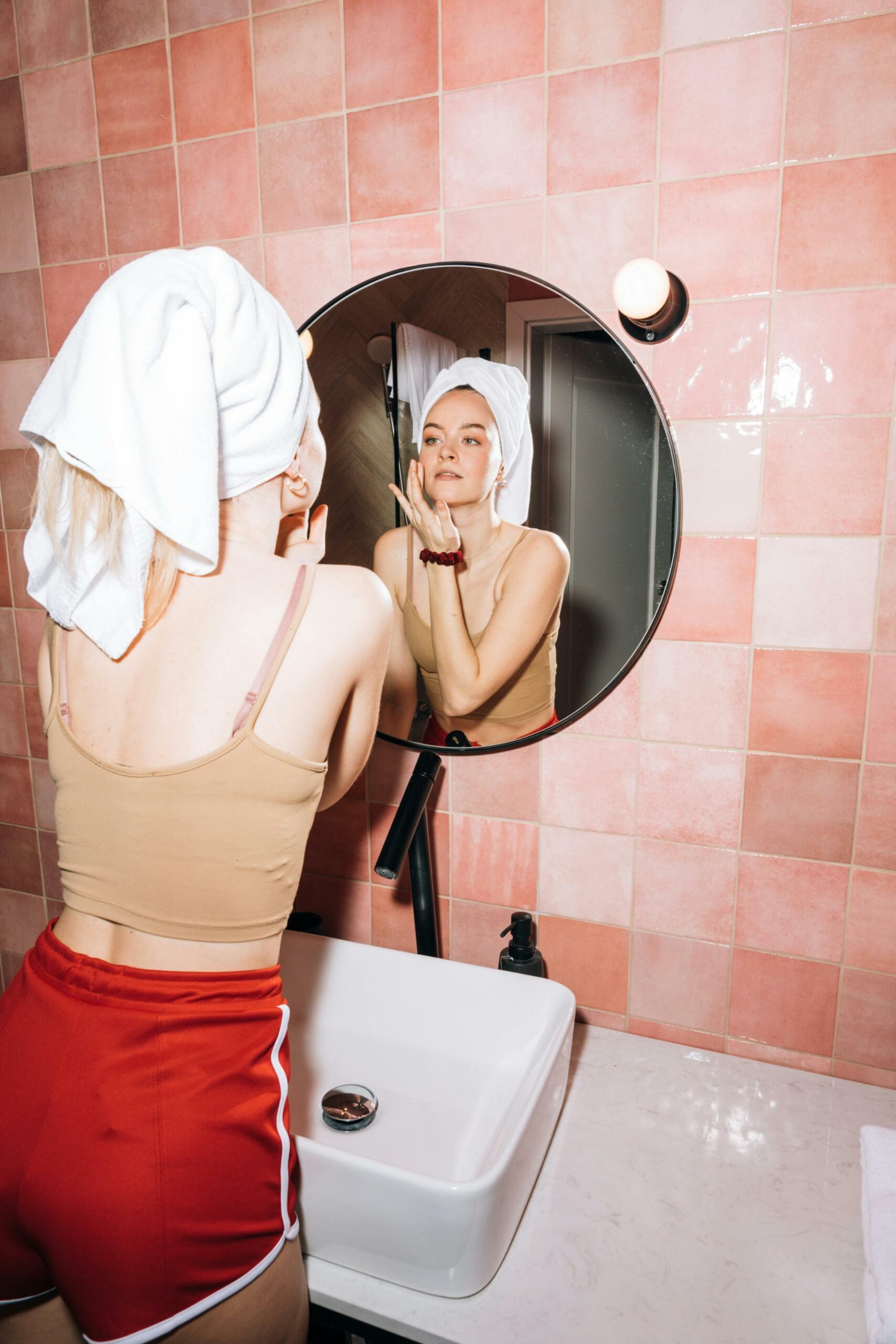 šminkanje u ogledalu - makeup za masnu kožu