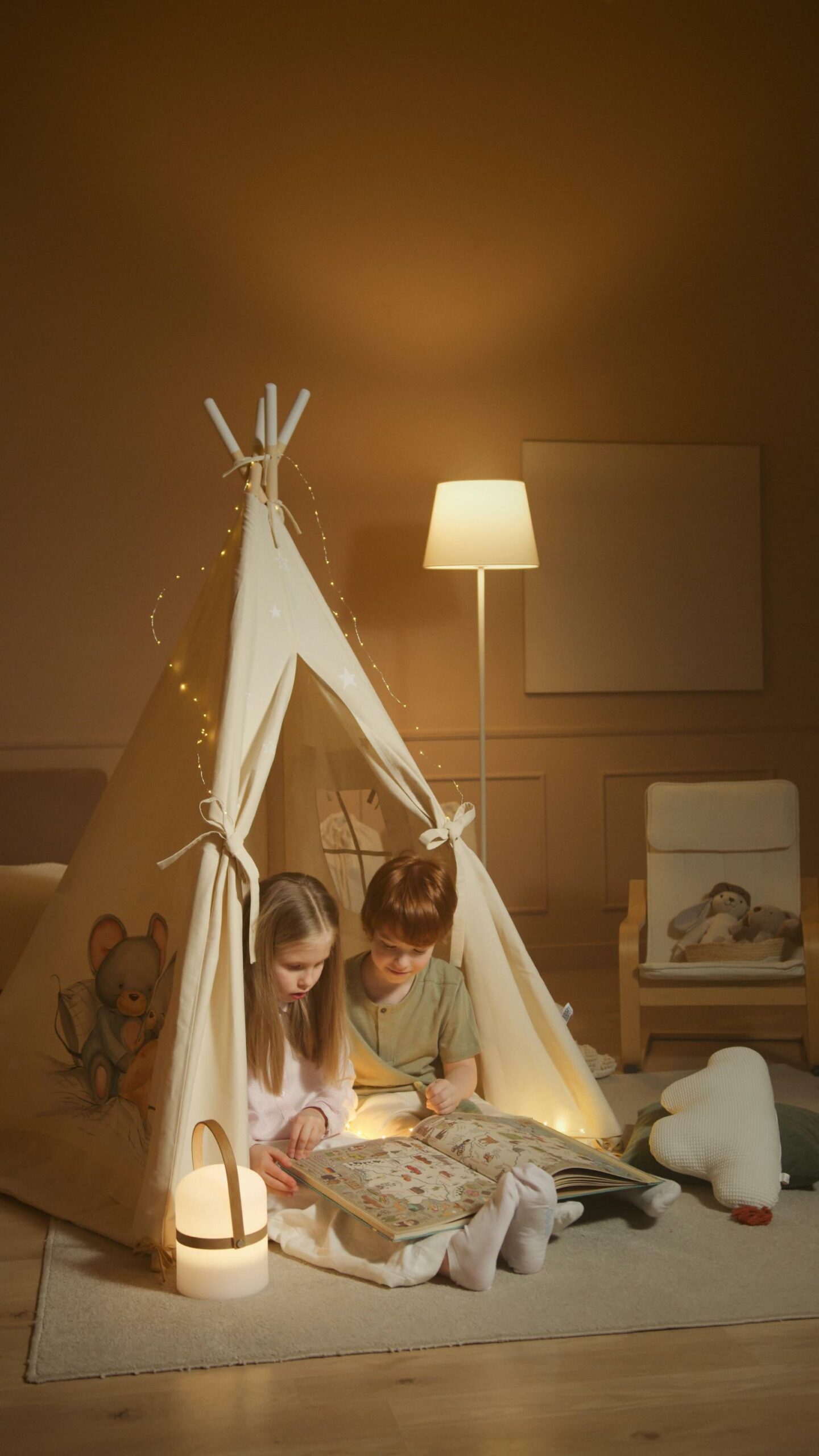 dječji sleepover - djeca spavaju u šatoru