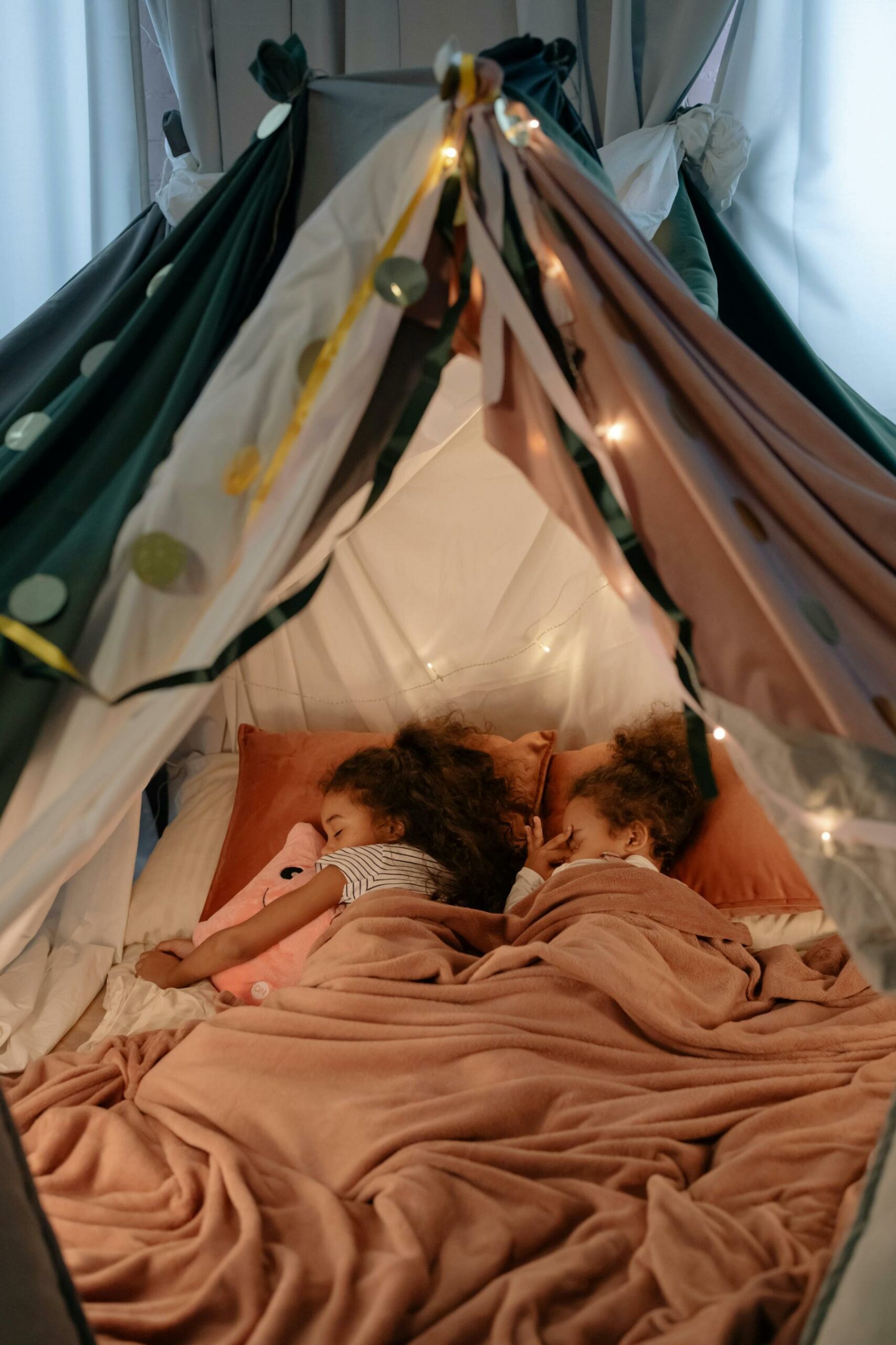 dječji sleepover - djeca spavaju u šatoru