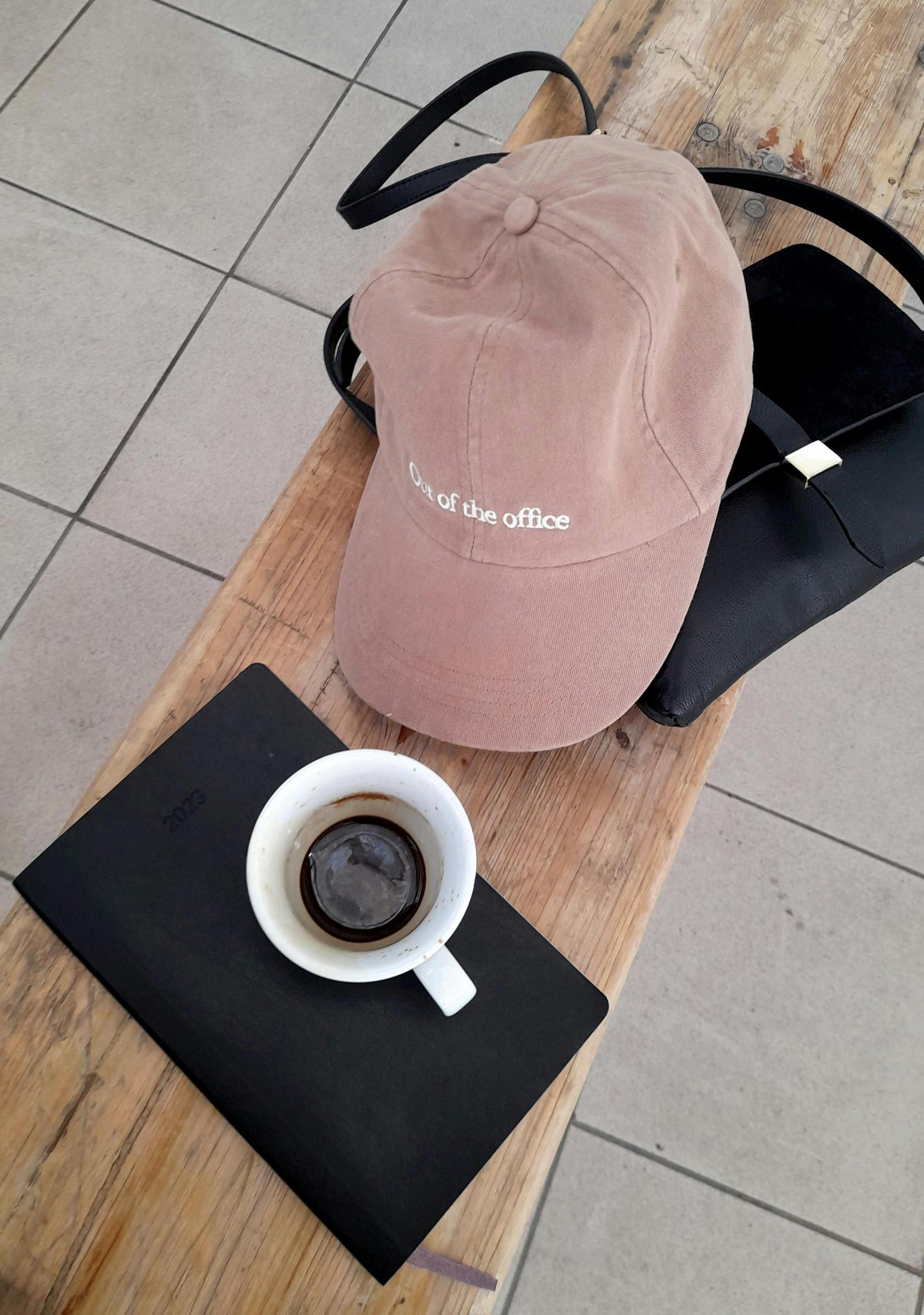 mikromirovina - šilterica s natpisom out of office