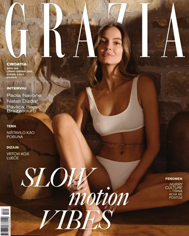 NOVI BROJ na kioscima! U svijetu gdje se sve događa brzinom svjetlosti, gdje nas "hurry culture" gura da budemo stalno u pokretu, možda je vrijeme za radikalnu pobunu – pobunu usporavanja. Što ako vam kažemo da je ništavilo zapravo pobuna? Da je tišina postala luksuz? Da je hodanje korak po korak revolucionarni čin u doba kada svi trče? Dozvolite si usporiti. Udahnite duboko. Osjetite trenutak i ove sezone prizovite uz nas slow motion vibes. 

Cover credits:

Fotografija: @jelenabalic 
Styling: @katijasimundiic 
Hair: @anamarijauroic 
Makeup: @sasajokovic 
Model: @kristinaperic26 

Editor-in-chief: @punchpanc